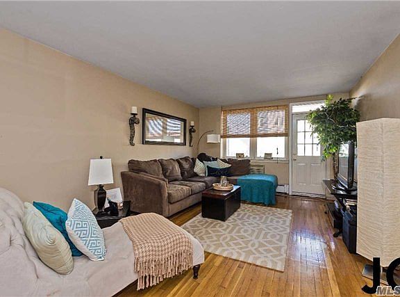 4th image of 210 E Broadway APT 2E