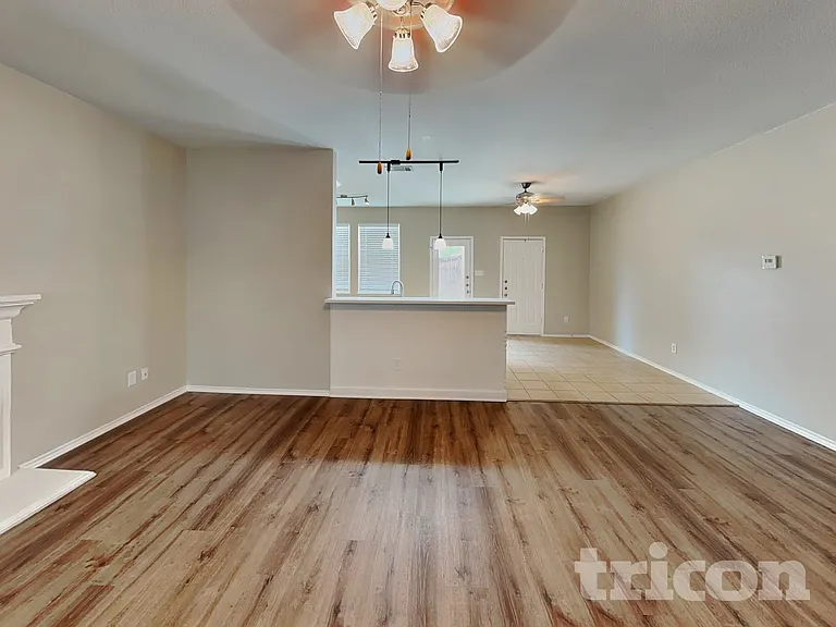 103 Hollow Tree Dr — Photo 2