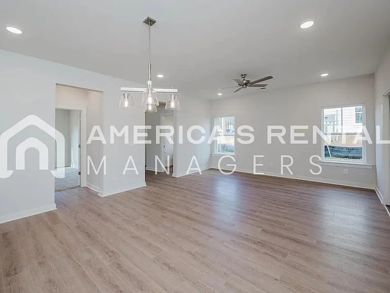1009 Grand River Blvd W — Photo 15