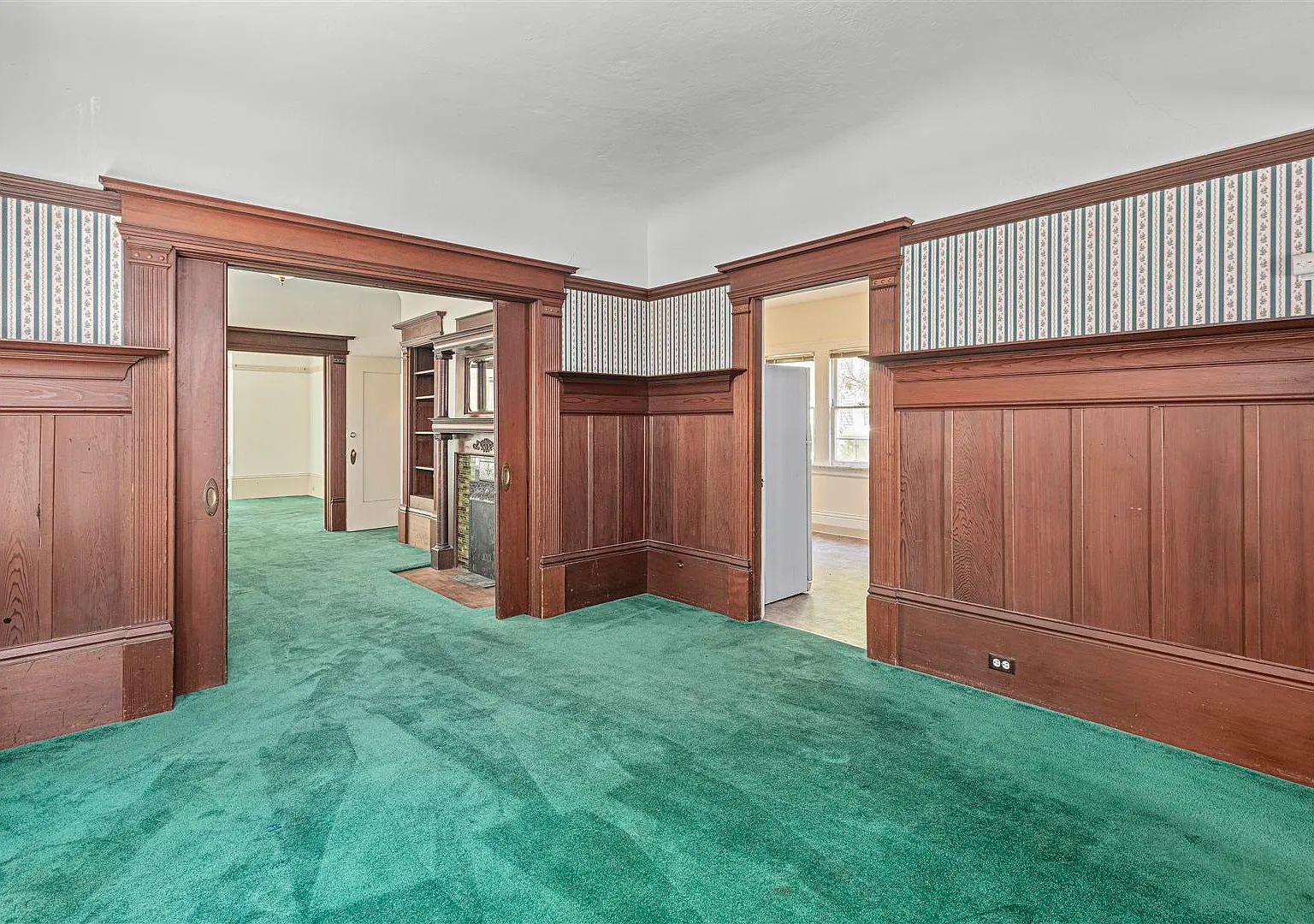 5 bed, 2952 sqft, $5,975 — Photo 3