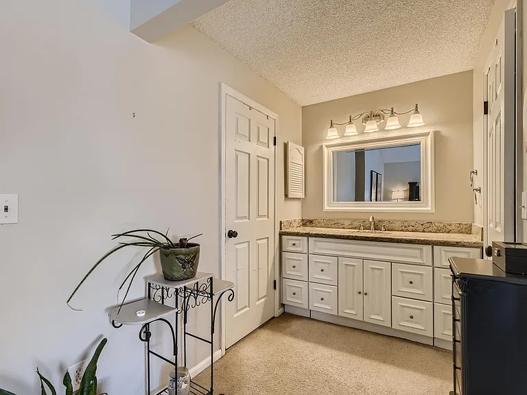 538 E Phillips Dr N — Photo 11