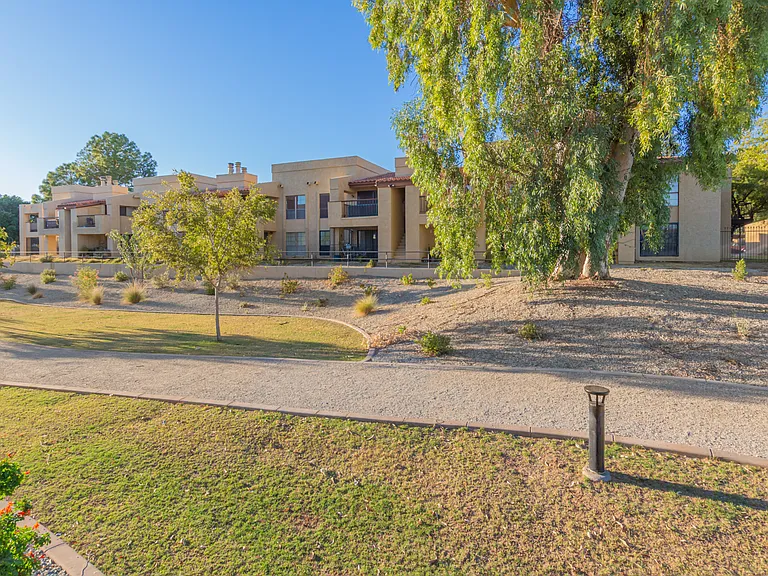 2134 W Harmont Dr — Photo 66