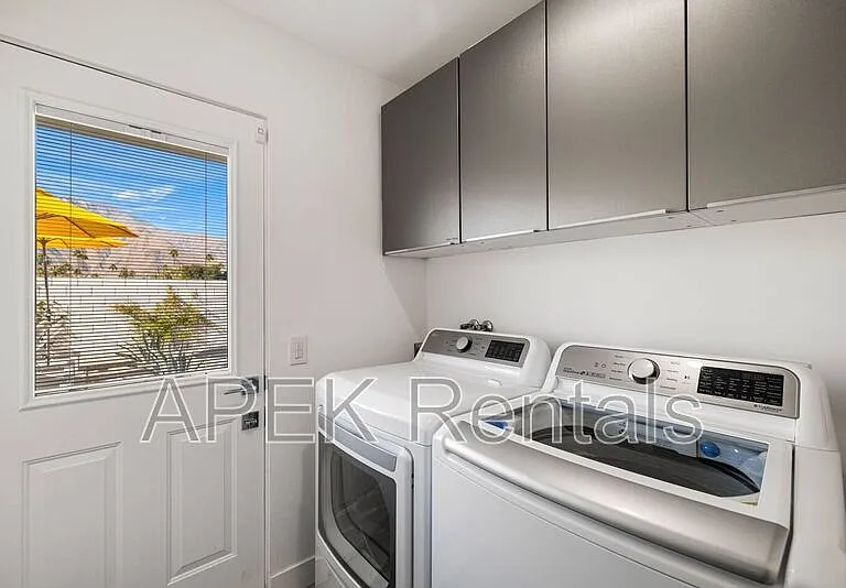 945 N Buttonwillow Cir — Photo 40
