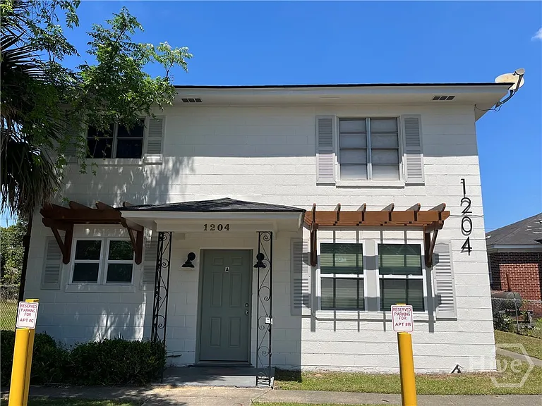 1204 W Victory Dr — Photo 1