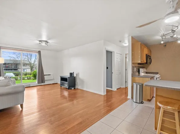 6143 West Howard AVENUE, Greenfield, WI 53220