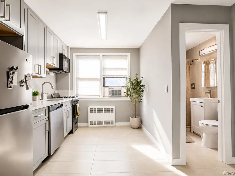 470 E Broadway #B2 — Photo 8