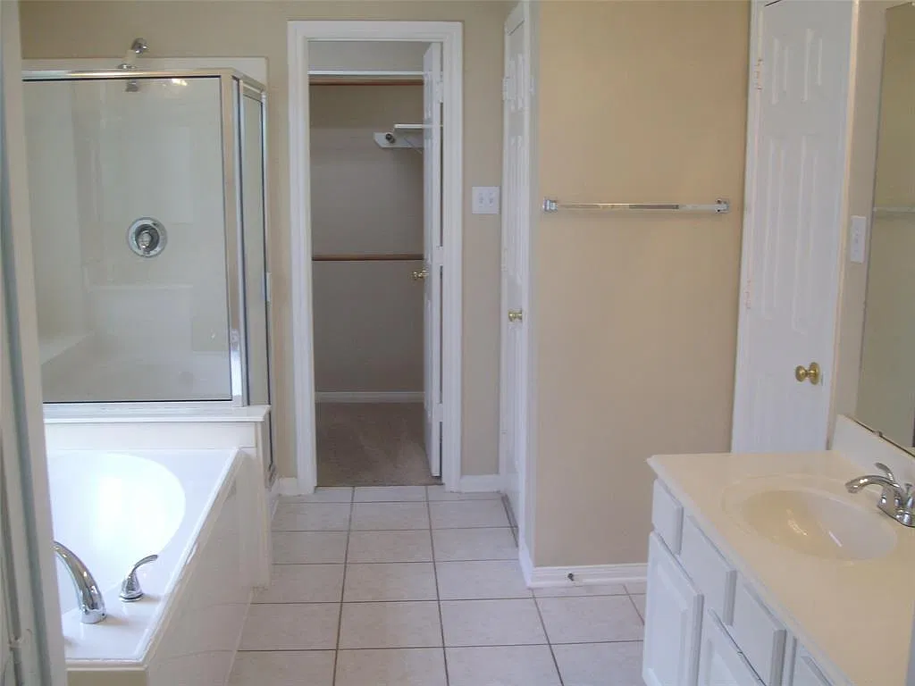 3 bed, 2330 sqft, $2,500 — Photo 4
