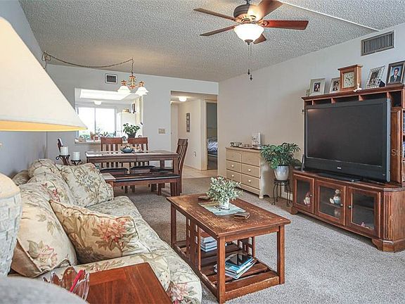 4th image of 5209 Wedgewood Ln #17