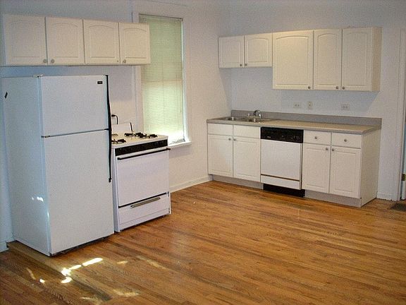 3rd image of 3250 N Lakewood Ave #1FRH