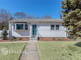 32 Lawrence Ave, Holbrook, NY 11741