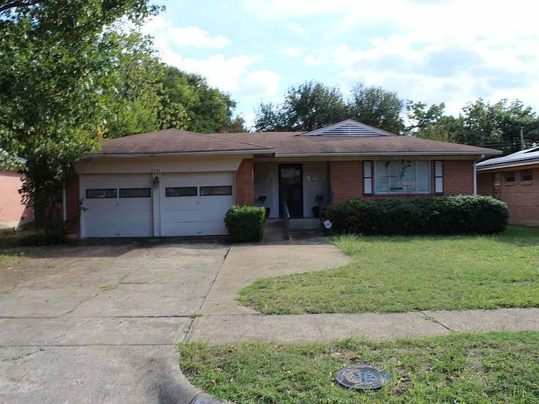 2346 Hillsboro Ave — Photo 1