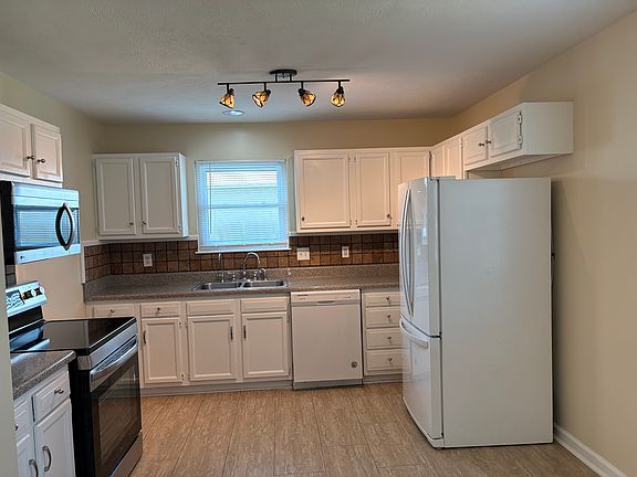 4th image of 135 Iris Dr