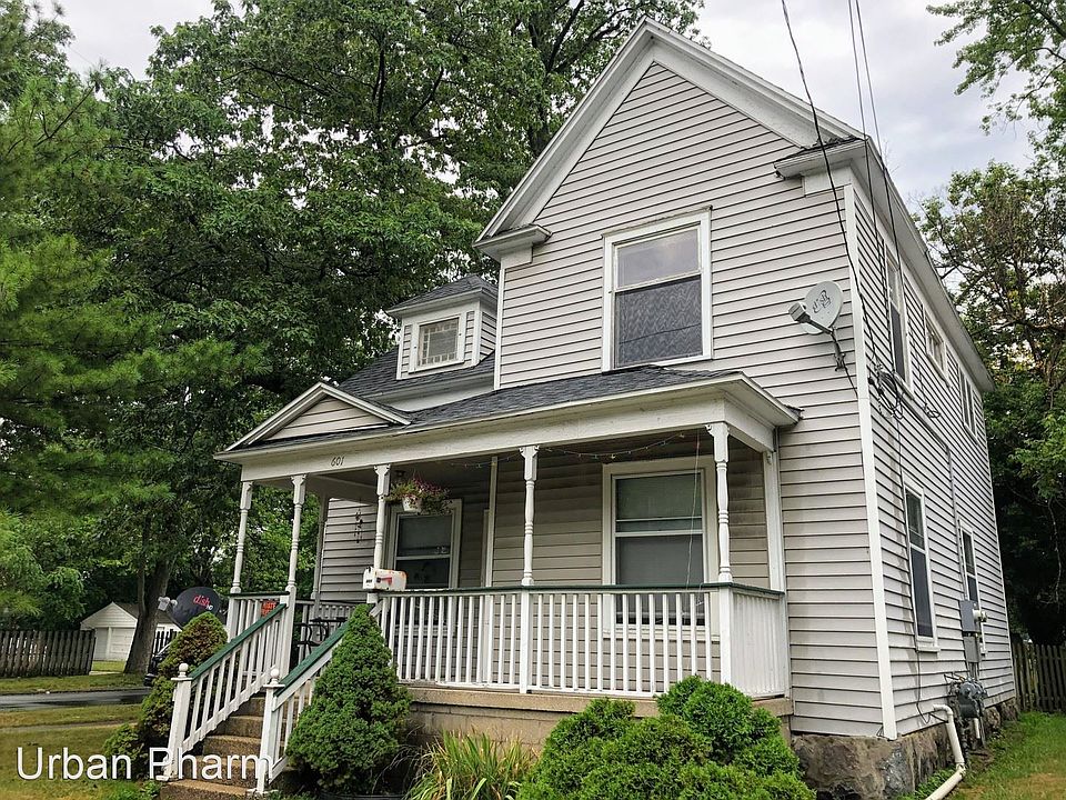 1st image of 601 Leonard St NE #2