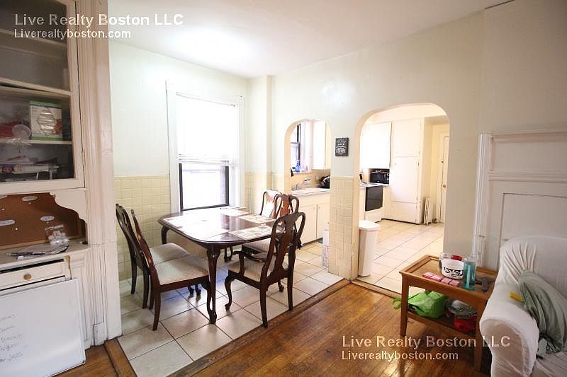 2nd image of 1260 Beacon St