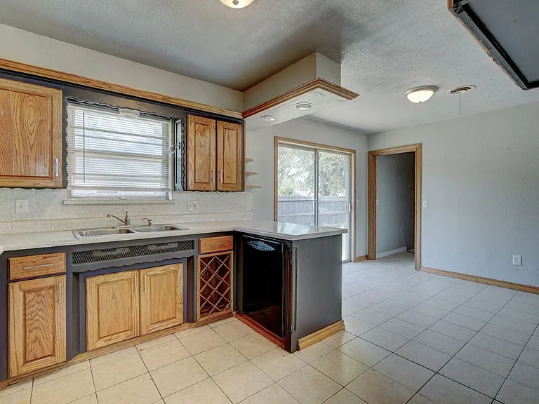1401 Hampton Dr — Photo 12