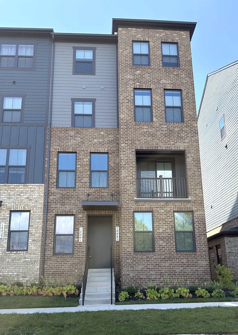 3 Bed 2.5 Bath Townhouse For Rent in Chantilly Virginia — Photo 1