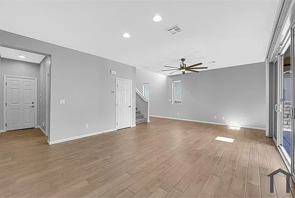 4 bed, 2400 sqft, $3,400 — Photo 4