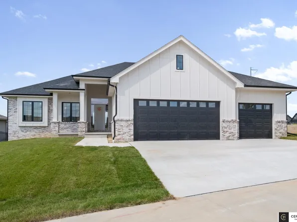 18104 Camelback Ave, Omaha, NE 68136