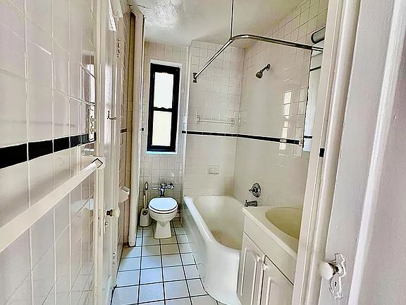 3rd image of 117 E 77th St APT 5D