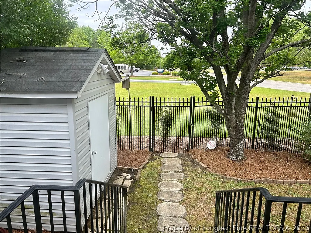 3 bed, 3.0 bath, 2424 sqft, $2,200 — Photo 2