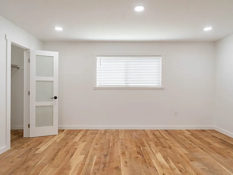928 NW Spring St — Photo 11