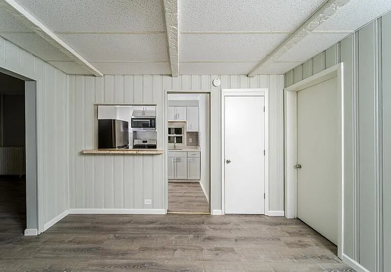 139 N Pine Ave — Photo 5