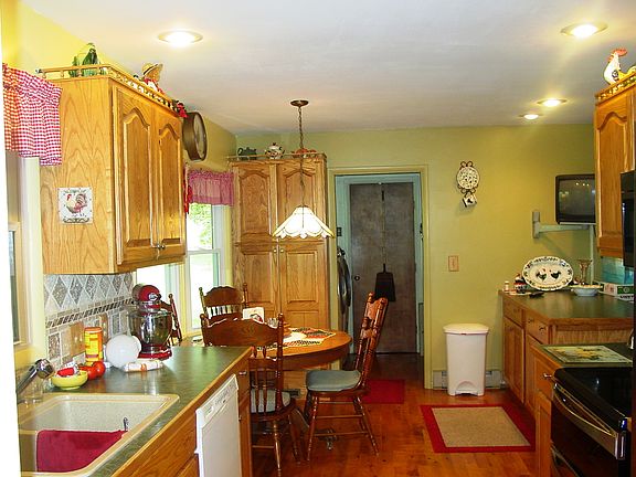 3rd image of 775 N Pine River St