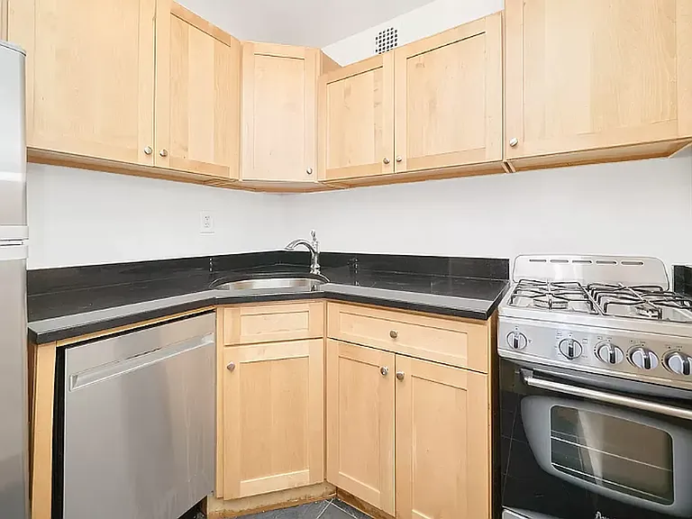 31 E 31st St #A — Photo 2