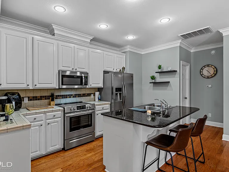 8915 Glenmora Dr — Photo 5