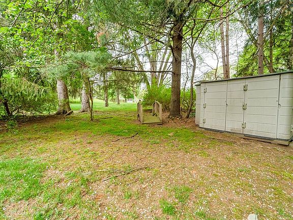 3rd image of 10 Lennox Dr