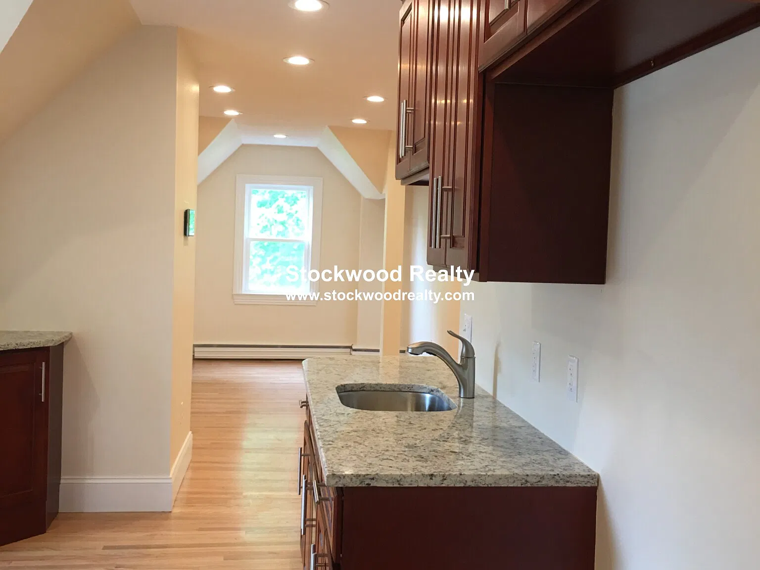 90 Lyndhurst St — Photo 2