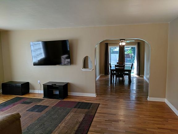 2nd image of 812 Fern Ave