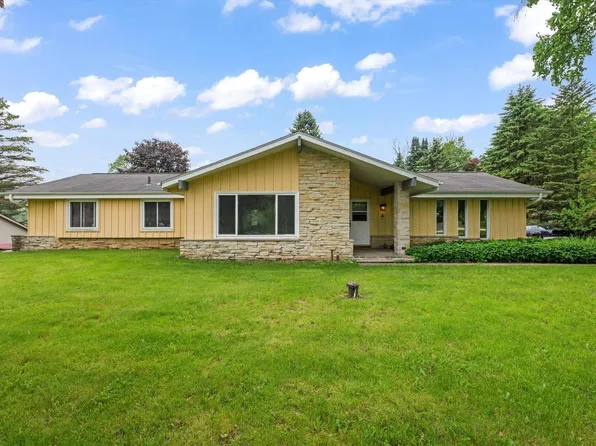 6055 South Aberdeen DRIVE, New Berlin, WI 53146
