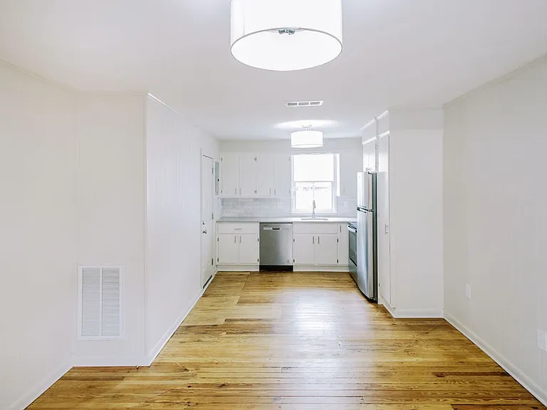 2426 Lincoln St — Photo 4