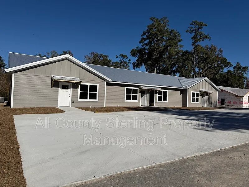 Building Photo - 1418 SE Magnolia Loop #101