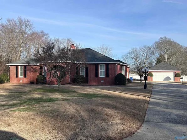 104 Country Club Rd, Albertville, AL 35951