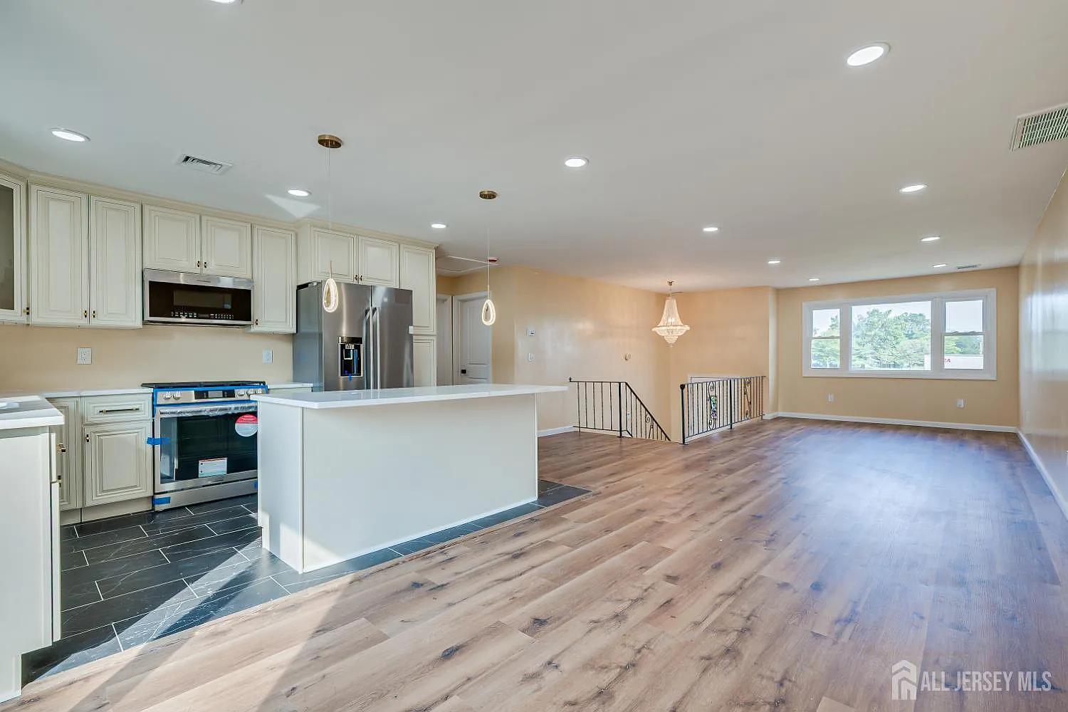 3 bed, 2.0 bath, $4,400 — Photo 2