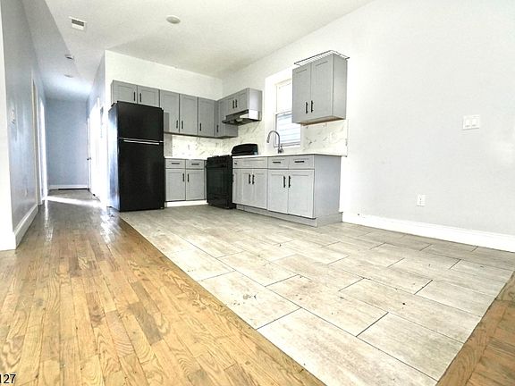 2nd image of 233 Bayview Ave
