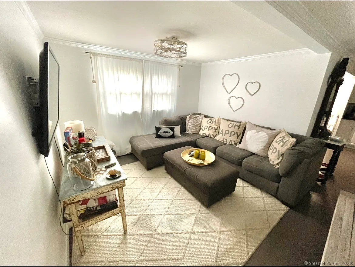 3 bed, 2.0 bath, 2058 sqft, $3,350 — Photo 3