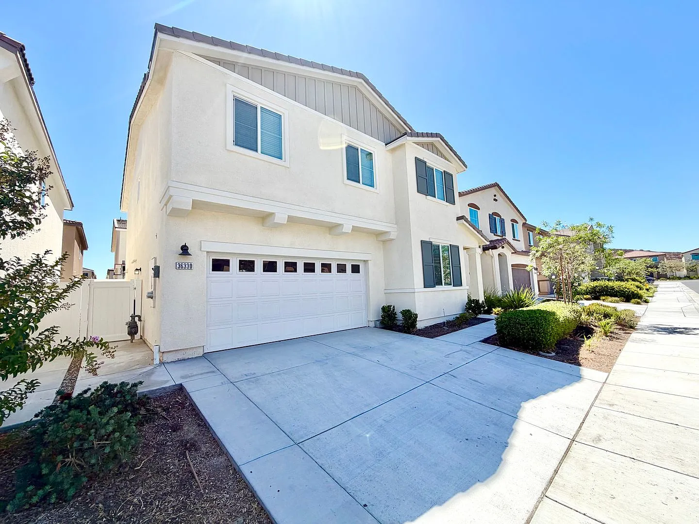 Modern 5 Bedroom Home With Solar Included In The Tierra Del Sol Community — Photo 2