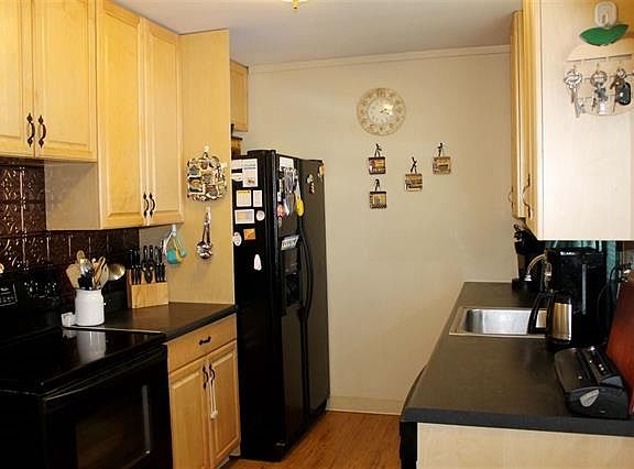 4th image of 131 Orchard Ave