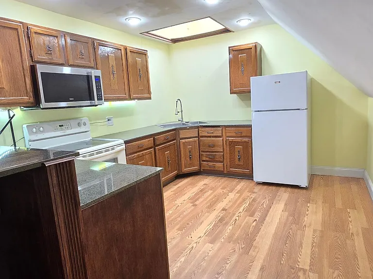 528 W Ferry St — Photo 2
