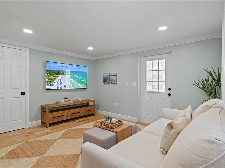 326 S Lime Ave — Photo 16