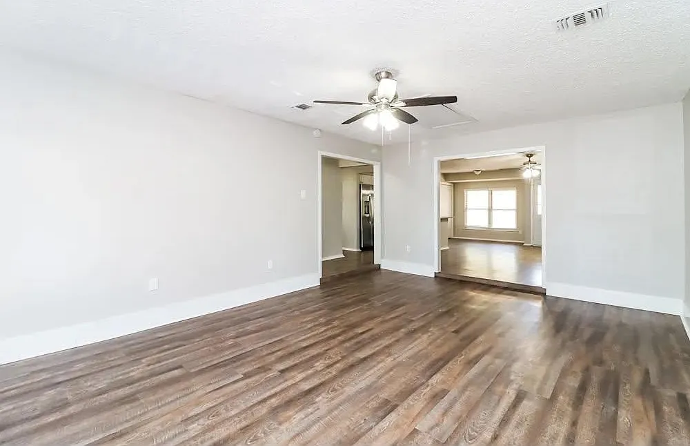 3 bed, 2.5 bath, 1409 sqft, $1,800 — Photo 3