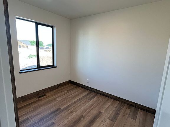 4th image of 591 S Teton Ave