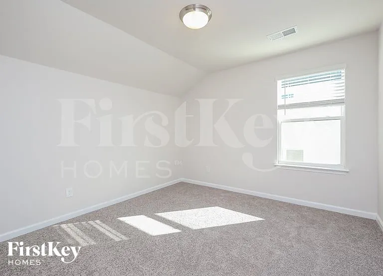 534 Hillpark Ln — Photo 7