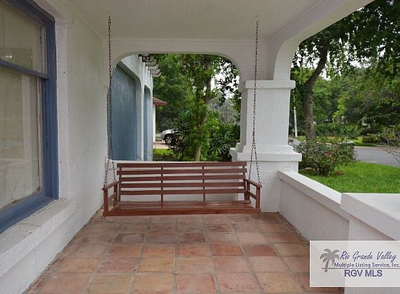 3rd image of 208 Sunset Dr