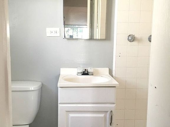 4th image of 1123 E 1st St #3GAR