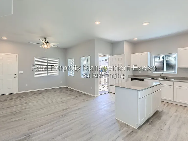 7010 N 80th Ave #3 — Photo 25