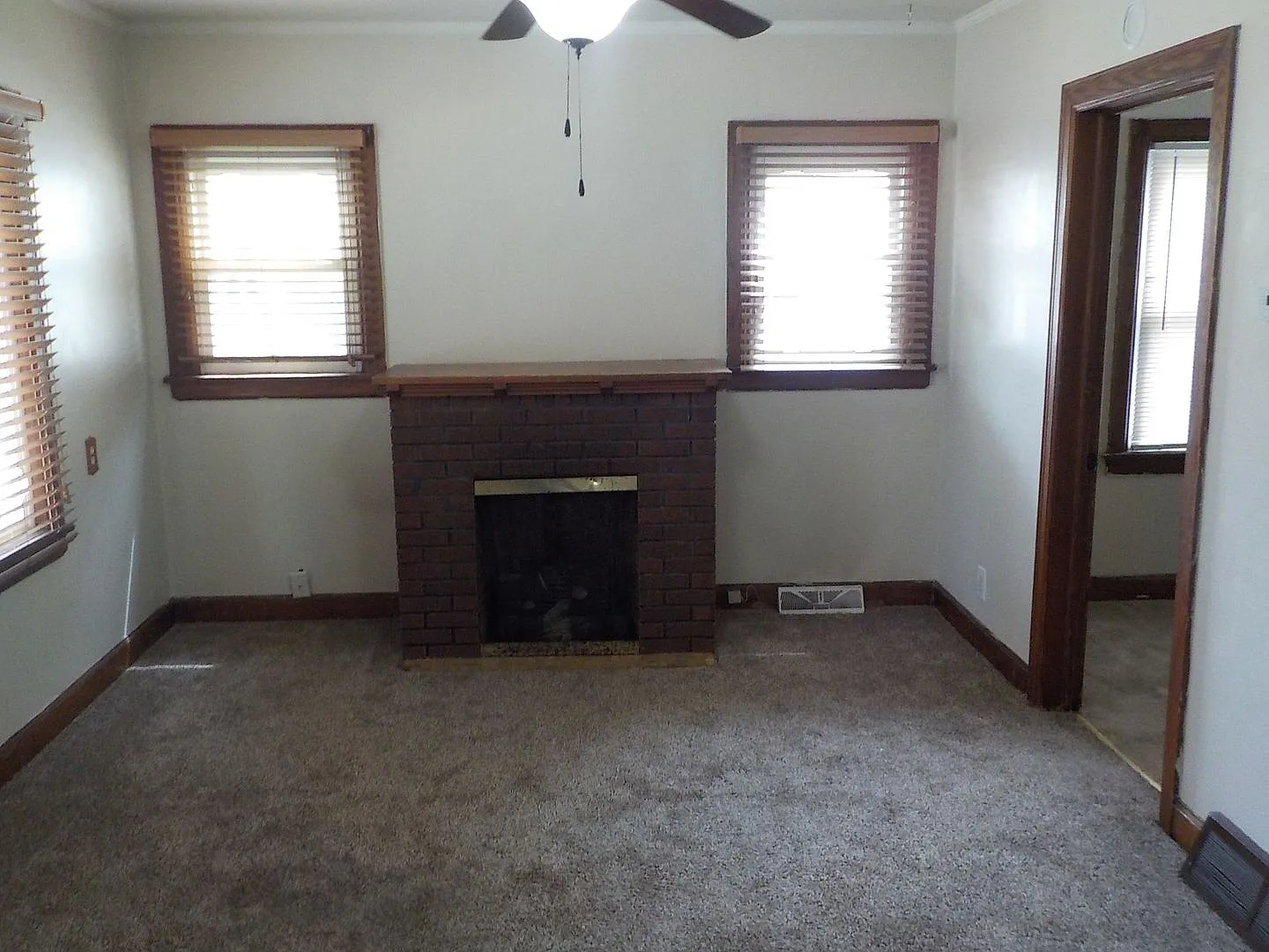 815 W 7th Street — Photo 2